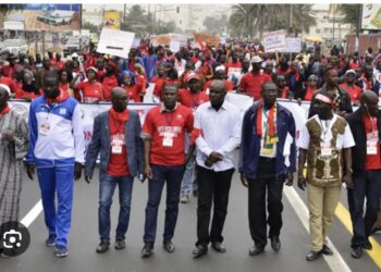 GROGNE : Le G7 bat le macadam à Thiès