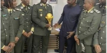 VICTOIRE DES LIONS : Le trophée présenté aux détenus de Reubeuss