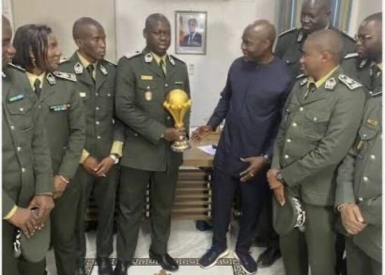 VICTOIRE DES LIONS : Le trophée présenté aux détenus de Reubeuss